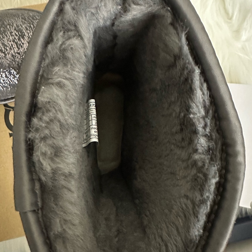 🆕 UGG Short Gray Matte Marble Boots - Size: 6 - Picture 9 of 13